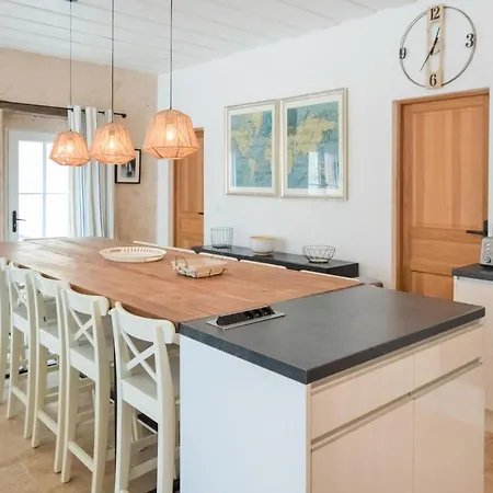 Сasa de vacaciones Awesome In Saint-Vaast-la-Hougue