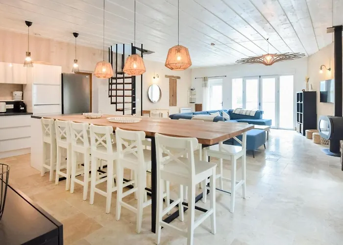 Awesome In Vakantiehuis Saint-Vaast-la-Hougue